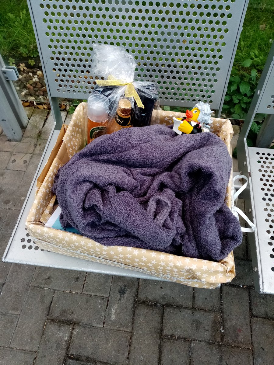 KapellosTS's tweet photo. After 4,5 years at @LIMES_Bonn, today was my last day at work. An amazing journey, including a pandemic, comes to an end and another chapter opens. Thanks to my wonderful colleagues @LabSchultze for their nice farewell gift! https://t.co/3q1QVtLush