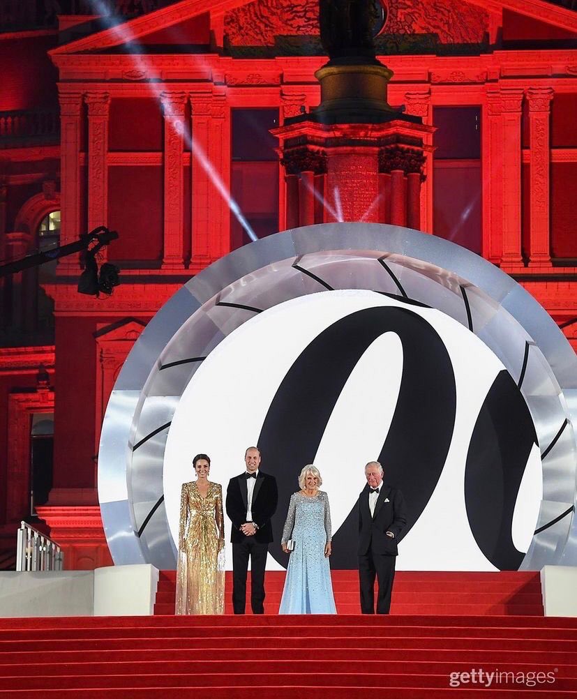 #NoTimeToDie se estrenó el día de ayer siendo esta entrega de James Bond la última en la que Daniel Craig dará vida a 007.

Aquí algunos looks de la alfombra roja incluido un momento de la realeza ! 

#DanielCraig #katemiddelton #anadearmas #JamesBond