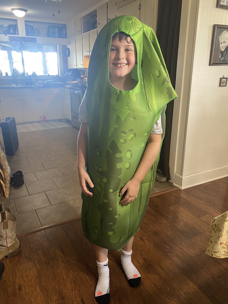 alanaschmidt05's tweet photo. look how cute tom is #bob21 #vehs @VictoriaISD https://t.co/TjpLLlBbVv