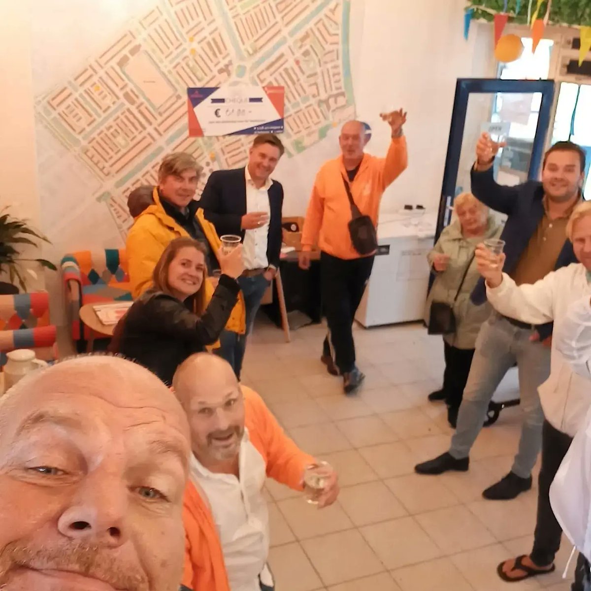 NeodeBono's tweet image. Vandaag verraste #Profource en de Social Impact Makelaar van @gemeentedenhaag
de @moerwijkcooperatie en @vbmoerwijk met een mooi 💰 voor de aanschaf van een #voedselkas voor in de #voedseltuin #Moerwijk
Meer info: moerwijkcooperatie.nl/2021/02/voedse…
#zuidwestopznbest #enerverendescamp