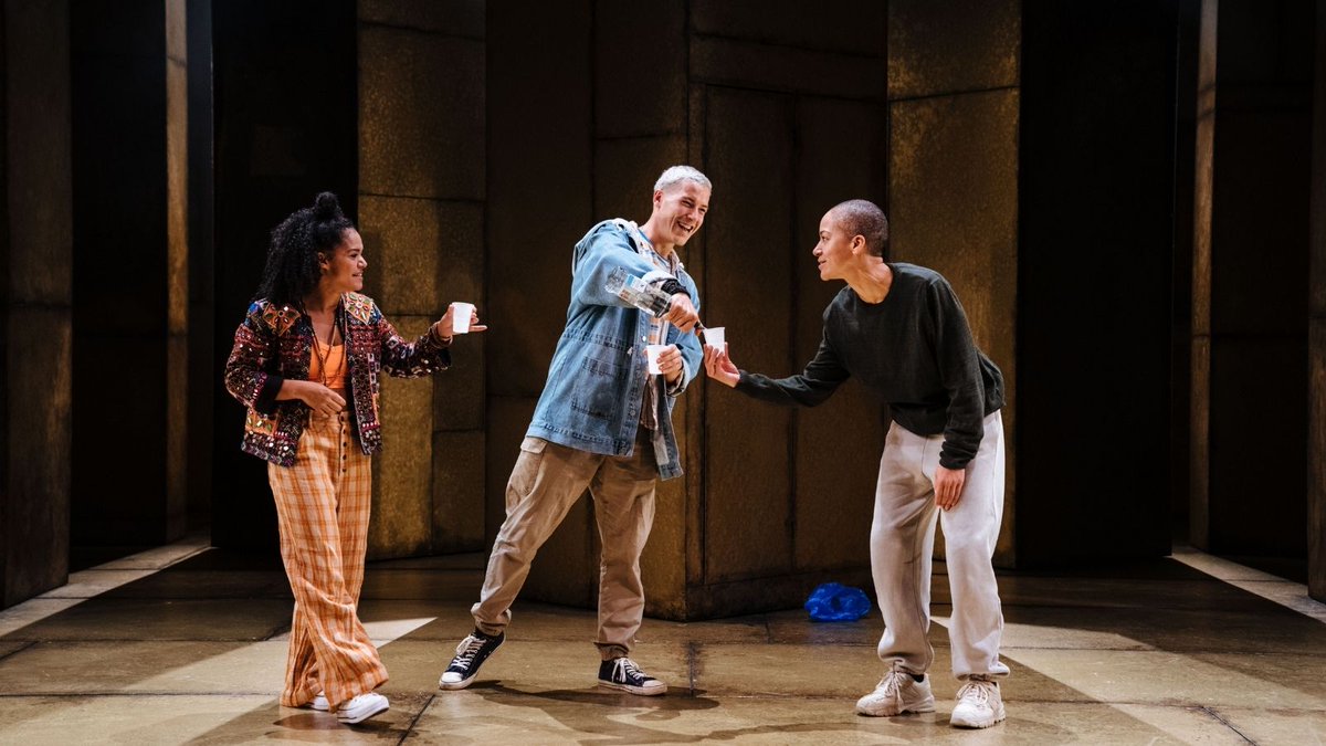 youngvictheatre's tweet image. Here's a second drop of production shots from Hamlet  

Shout out to our brilliant creative team. Collaborating on design, direction, lighting, costume, sound, video, casting, fight direction and voice - working with our actors to bring this 400-year-old play to life.