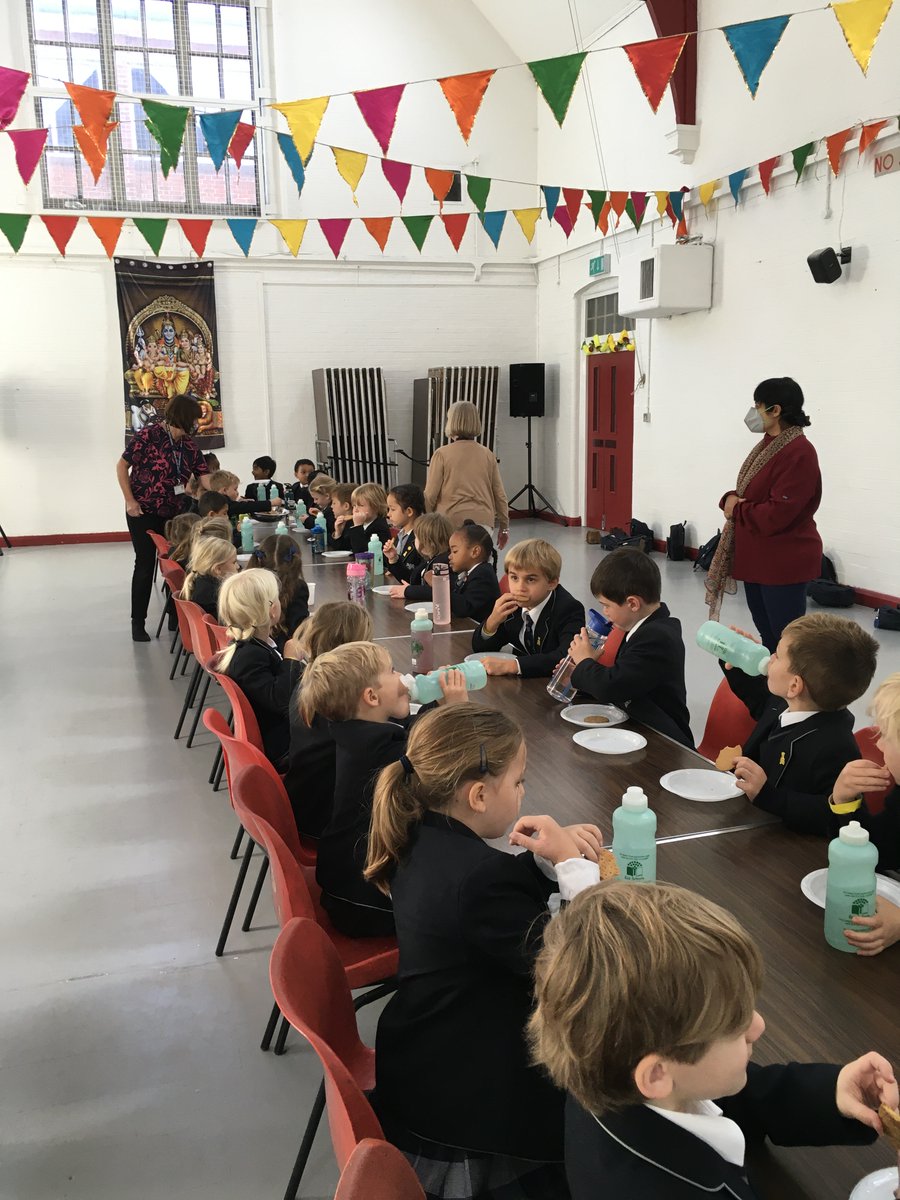 LaxtonJunior's tweet photo. Thank you to Mrs Reddy and the temple community for your warm welcome this morning. We loved watching the aarti ceremony, learning about the shrines and enjoying some delicious biscuits. #LJSYearOne #LJSRE #Community #LoveOfLearning #Opportunity #WeAreLJS https://t.co/ZEWtzn7r46