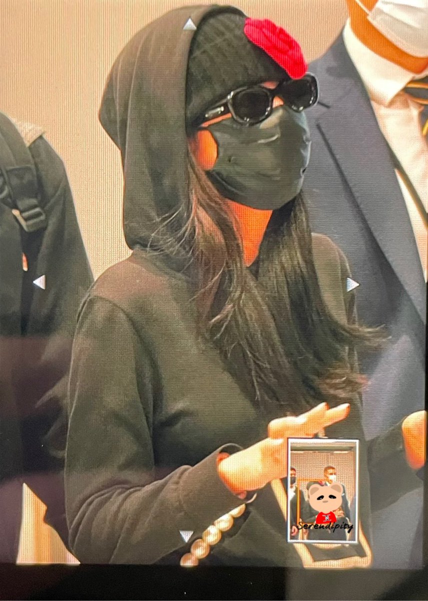 SERENDIPITY_JN's tweet photo. Jennie arrived Paris 
#BLACKPINK #JENNIE #블랙핑크 #제니 https://t.co/z0832aVE2m