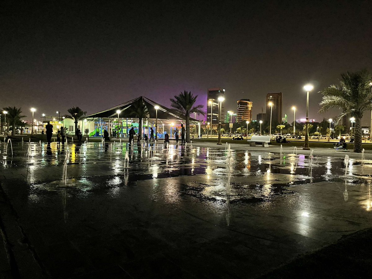 #بلدية_الخبر تدشن مجمع النوافير التفاعلية بالكورنيش الشمالي بمساحة 400 م2  وتضم 53 نافورة بإرتفاعات متفاوتة مابين 2م الى 12م متضمنة نظام صوتي للموسيقى اضافة الى الإضاءة المتعددة وذلك ضمن مساعي البلدية لإضافة لمسات جمالية رائعة لتبقى #الخبر مدينة عصرية وحيوية