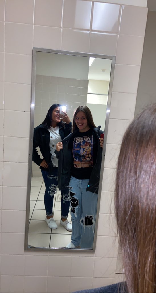 ChristenH11's tweet photo. i miss you !! #vehs #bob21 @VictoriaISD https://t.co/CCr47O0d0r