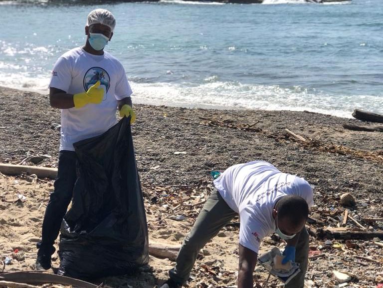 LearCorporation's tweet photo. Time spent at the beach is never wasted, especially when giving back to the community. On #InternationalCoastalCleanup Day, our team in the Dominican Republic collected over 500 pounds of waste off the beaches of Playa Linda in San Cristobal. #LearSustainability #OneLear https://t.co/xslENQ0UE9