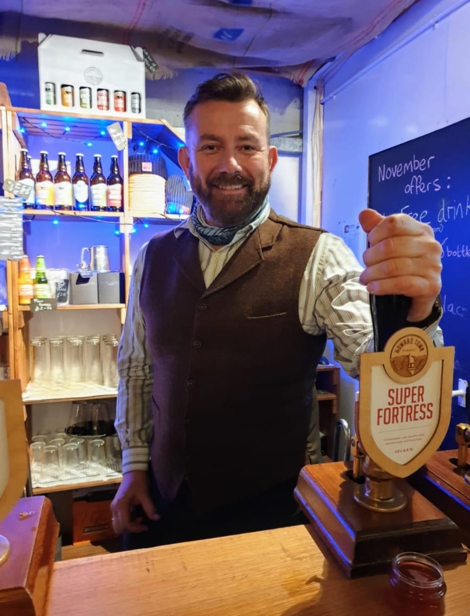 DHBrewing's tweet photo. Some of you will recognise this chap as Simon, who works with us at The Tap.

Well, he has an alter ego... THE SINGING BARMAN🎙️

This Sunday from 5:30pm, he'll be playing a few tunes to accompany your beers. Free entry, donations welcome with proceeds going to @MountainResqUK ⛰️ https://t.co/wUw2U8UhWH