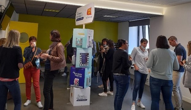 OrientationNdie's tweet photo. 🎆La Maison des services de #VilledieuIntercom a inauguré le lancement du Totem pour les publics : présentoir conçu par l’Agence @OrientationNdie composé de Box Info’ thématiques sur les #Métiers, #Orientation, #Formation #Jeunesse.
👉 Infos métiers
👉 Dispositifs région https://t.co/OsLrazhA16
