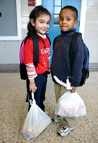 BerryWraparound's tweet image. Backpack buddy is back at Berry ES.  Every Friday those students that are registered would get one bag of canned food and snacks for the weekend. Please call the school and ask for the Wrapround to get more information about the program.  @JamesBerryHISD @BerryPto @robertozamora