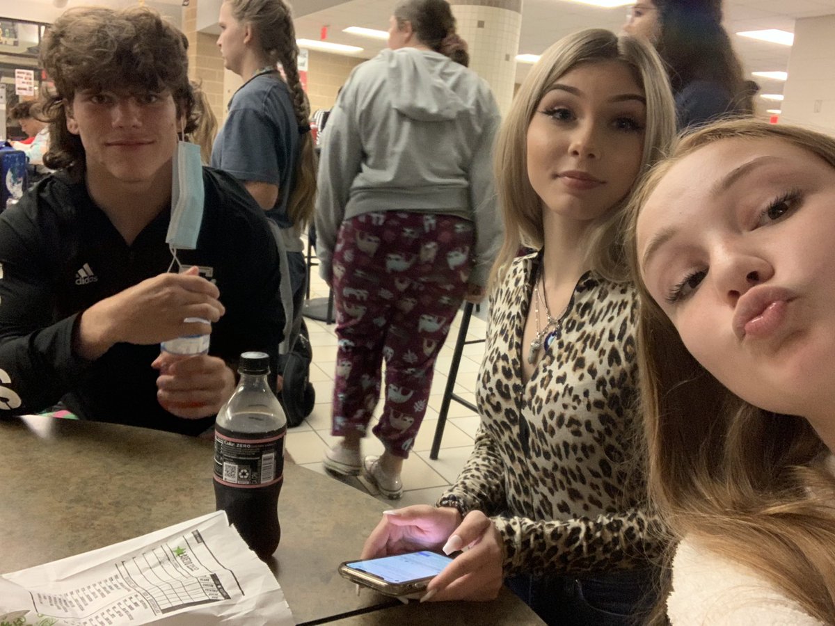 rayofburningsun's tweet photo. both of my besties in one pic #BOB21 #VWHS  @VictoriaISD https://t.co/upaz7W3k9k