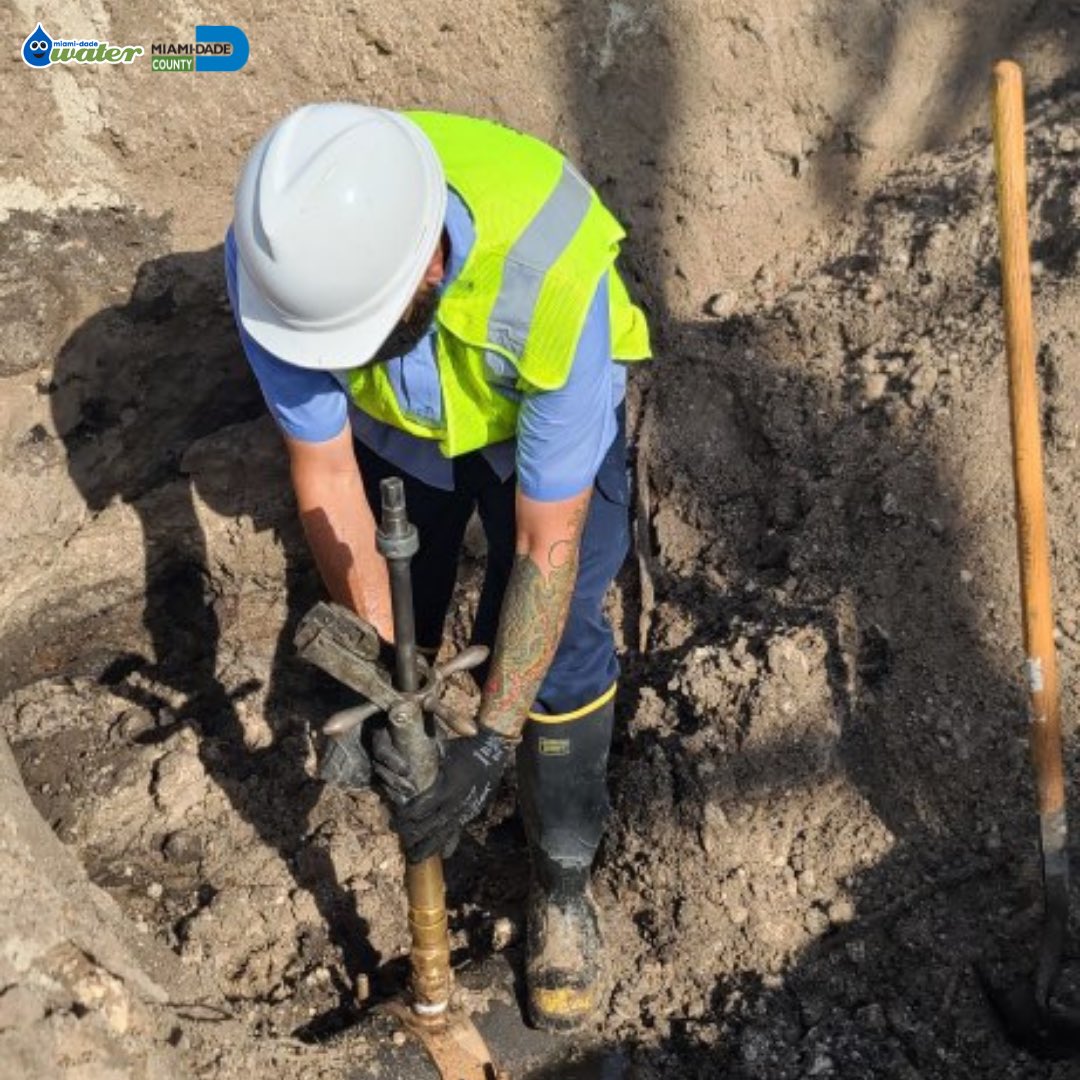 MiamiDadeWater's tweet photo. #WASDatWork: Water Transmission and Distribution Division staff renews service lines around Miami-Dade County when they have lower than normal pressure, are leaking, or are no longer operating at required standards. https://t.co/UxAimHhelt