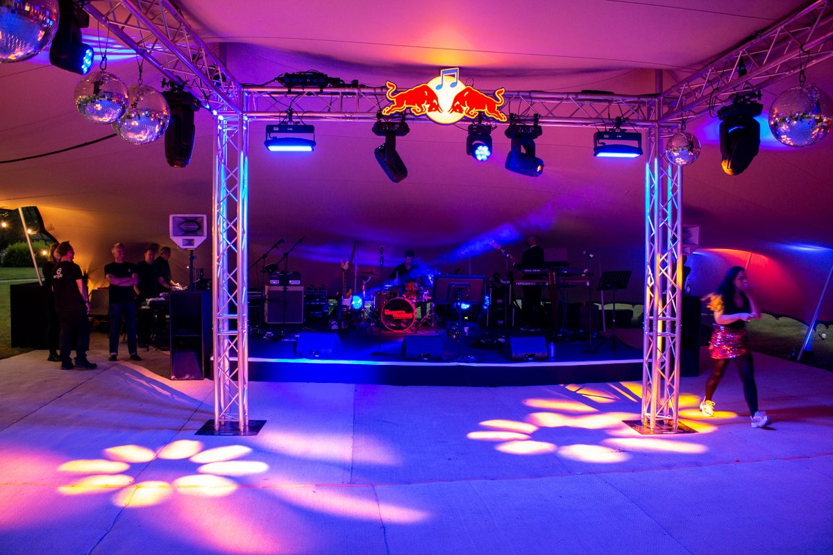 bandeoke's tweet photo. In excited anticipation of our guest singers for Red Bull's staff summer party – and such a luscious setting 🤟🤩😄 @wl_resort

See our blog post:
https://t.co/YHdg0SKou8 

#bandeoke #bandaoke #livebandkaraoke #bandeokeexperience #summerparty #bandioke #CorporateEntertainment https://t.co/9vnGVwipT9