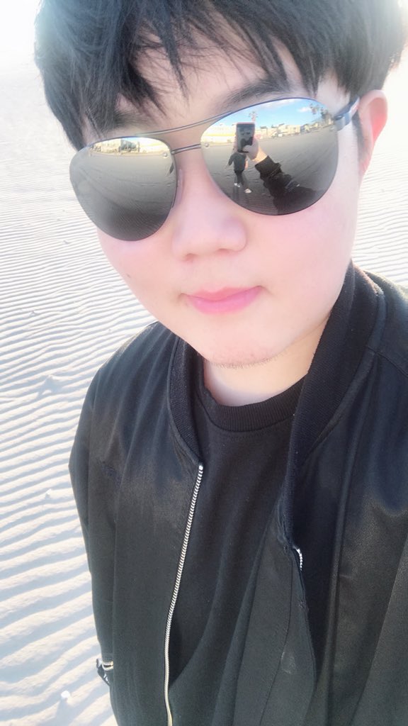 ProsDoingThings's tweet photo. 📷 @Huni on the beach with his sunglasses. https://t.co/e8CEUnBW8K