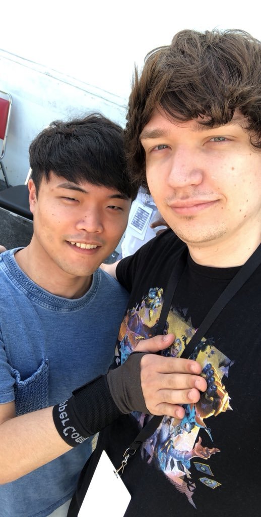 ProsDoingThings's tweet photo. 📷 @MeteosLoL with his fan @Impact. https://t.co/seGXdGTy0B