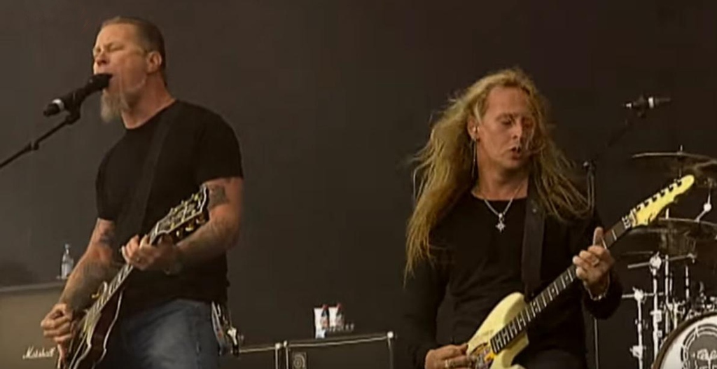 Revolvermag's tweet photo. On the 29th anniversary of 'Dirt,' #flashback to @Metallica's James Hetfield joining @AliceInChains onstage for an epic performance of "Would?" at 2006's Rock am Ring https://t.co/7HgI8l965E https://t.co/82d6jxJkhj