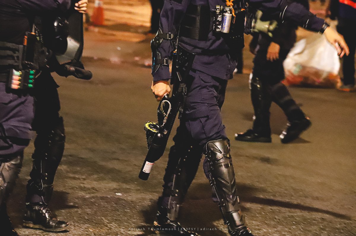 adirach_t's tweet photo. ประโยชน์อย่างเดียวที่ คฝ. เอา #FN303 มาใช้ปราบจลาจลในบ้านเราเนี่ย คงเป็นเพราะมันใช้แก๊สในการยิงนี่แหล่ะ 

ทำให้ช่างภาพถ่ายจังหว่ะยิงได้ลำบาก เพราะมันไม่มีประกายไฟเวลายิง รักษาภาพลักษณ์ คฝ. ได้ จีเนียสสุด ๆ

ภาพ : จากวันกลุ่ม #ทะลุฟ้า #ม็อบ25กันยา #WhatsHappeningInThailand https://t.co/o7YOxfFsNY