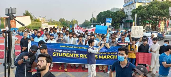 EshaAnsari28's tweet photo. #MDCATProtestinKhi
#NextOptionPMHouse
#MdcatStudentsAtDChowk
#WeRejectPMCLollypop
#StudentsMarchToPMHouse
#MDCAT_ComplaintCell https://t.co/lQLVV2iDL4