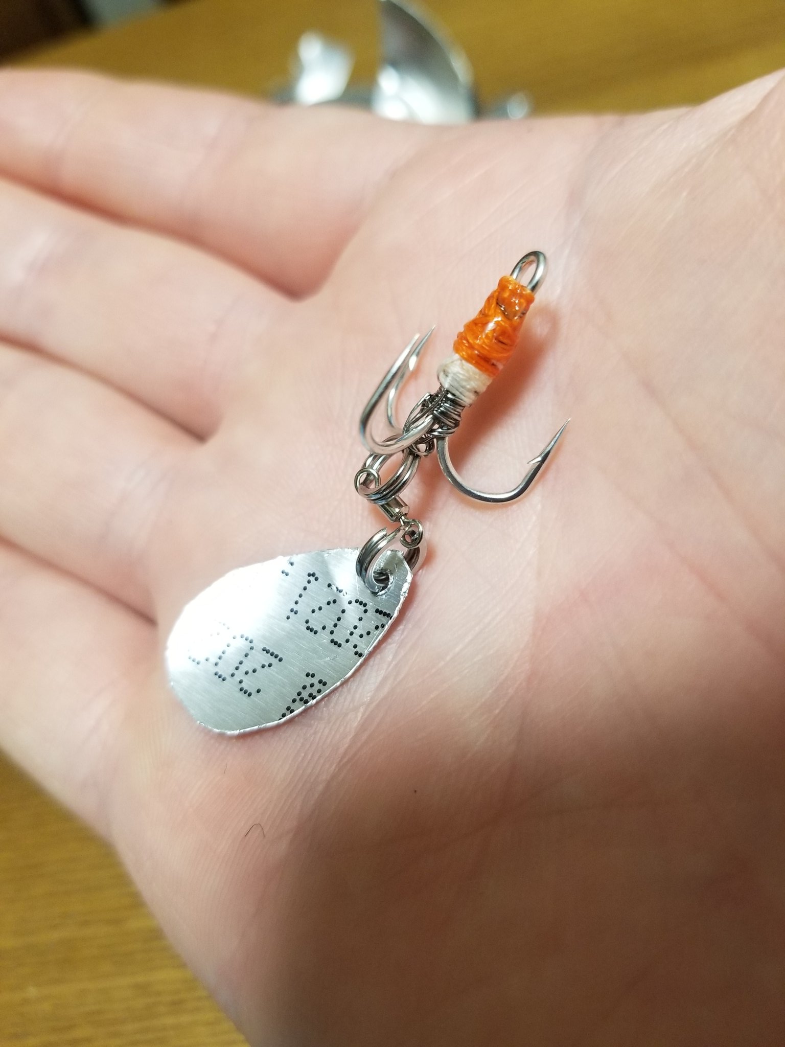 ティダ Daisoのスプリットリングとトリプルフックにジグロック ワイヤーで巻き巻き そして空き缶を切り抜いてスプーンを作って取り付けました サルカンは釣具屋のやつ使用 仕上げに余ってるpeラインを巻き巻きして瞬間接着剤 釣り 自作釣具