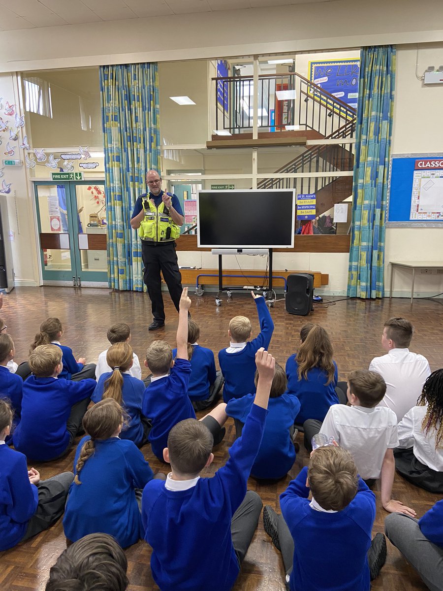 StannesCVA's tweet photo. PCSO Ian Phipps came in to school this morning to talk to our Year Fives about water safety, peer pressure and online safety - topics that all link in brilliantly with our PSHE curriculum 💙💛 https://t.co/JT4k7YbPzT