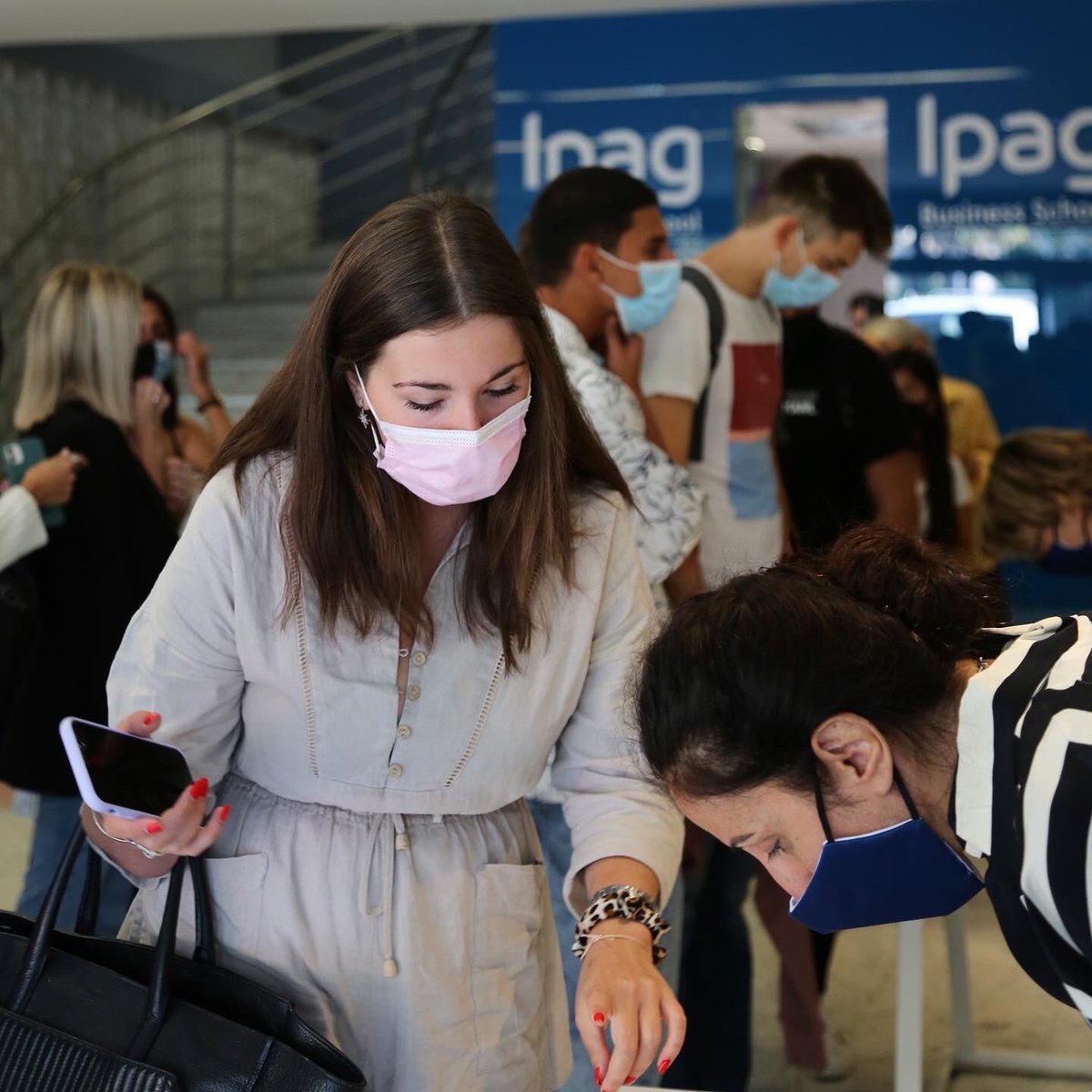 IPAGBS's tweet photo. Nos #Masters1 très heureux de se retrouver après une année d’expatriation des plus difficiles dû a la crise sanitaire 🥺 La reprise des cours en physique tombe à pic et démarre en puissance entre la découverte de #Beaugrenelle et le challenge @Decathlon en Spé #Marketing 🥰 #ipag https://t.co/oFYmF2iiCQ