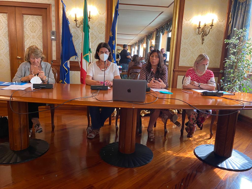 #Campania #Regione La Regione Campania è in prima linea contro la violenza sulle donne ed è l’unica in Italia ad aver approvato una legge a favore delle donne vittime di violenza e degli orfani di femminicidio #lebuoneprassicontrolaviolenzasulledonne <a href="/brunafiola/">Bruna Fiola</a> <a href="/RosettaDAmelio/">Rosetta D'Amelio</a>