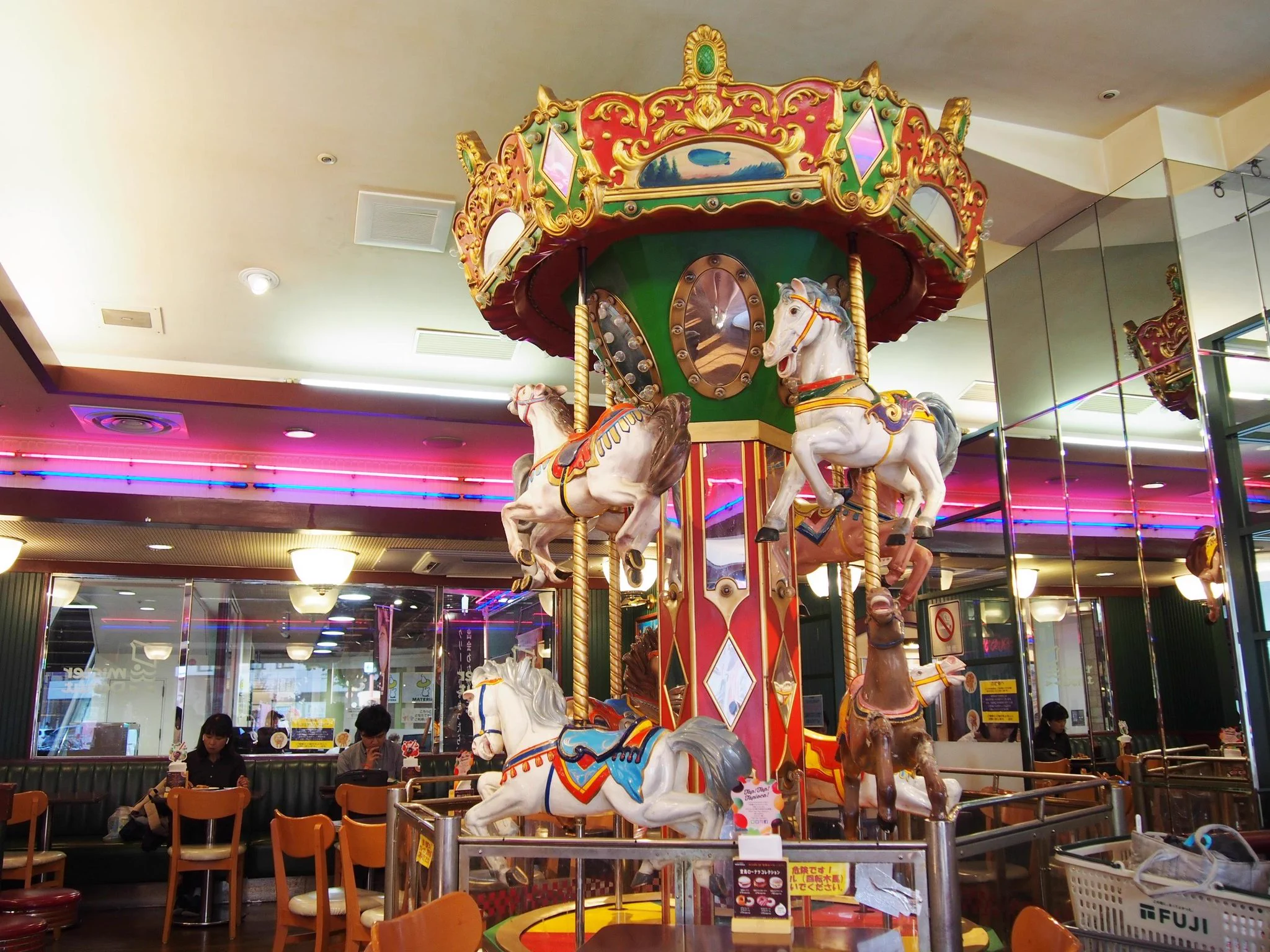 残すところあと3店舗！かつては全国のミスドにあったメリーゴーラウンド！！