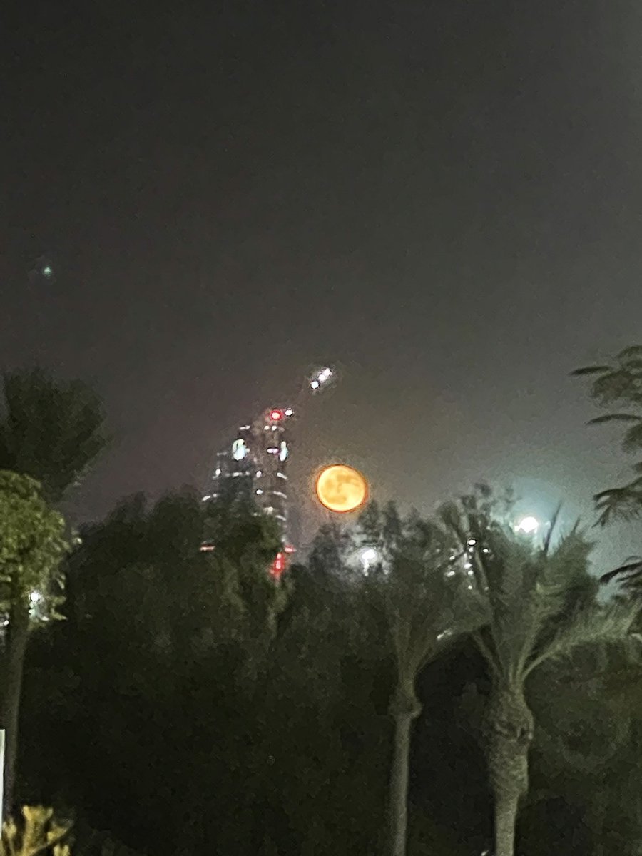 DebbieR59816664's tweet photo. Thought the moon looked her stunning self last week in Doha https://t.co/sXGpeG0Yap