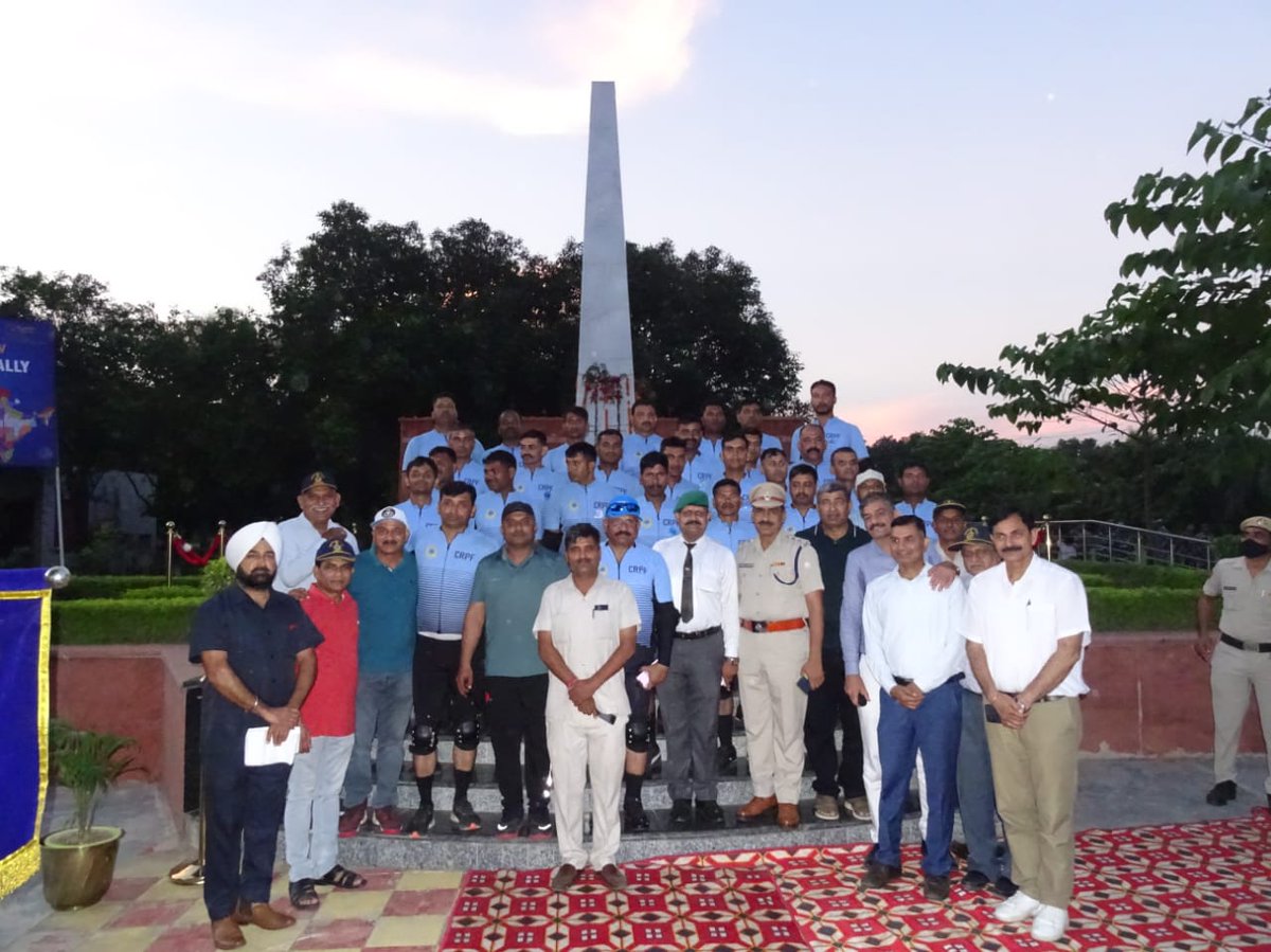 jammusector's tweet photo. #AzadiKaAmritMahotsav
#CRPF_CycleRally #JammuToRajghatDelhi Glimpse of felicitation ceremony at Sirhind,Fatehgarh Sahib, #13Bn,#Ambala #Kurukshetra ( Haryana) https://t.co/hZWVyZK7Ld
