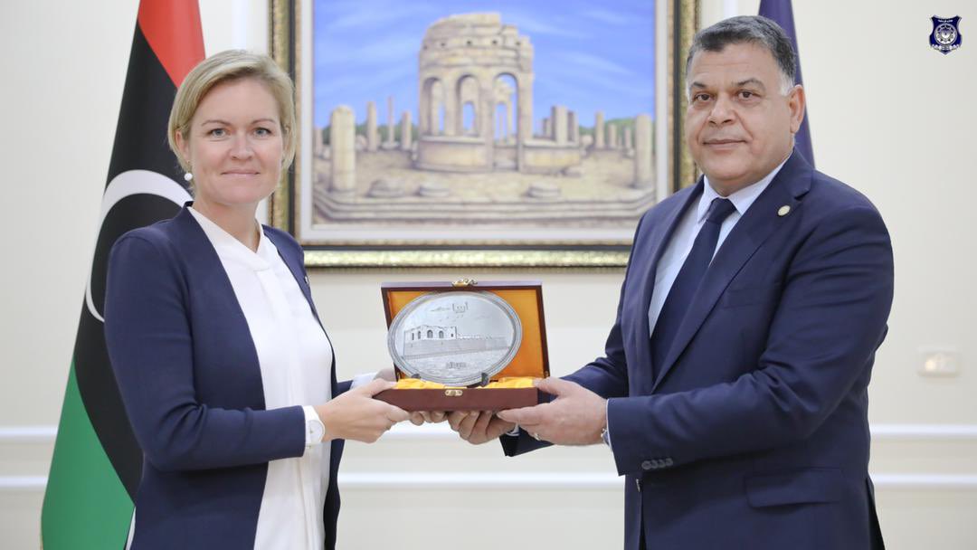 التقيت مساء أمس بمستشار الدفاع في الشرق الأوسط وشمال أفريقيا الفريق طيار "سامى سامسون" وسفيرة المملكة المتحدة لدى ليبيا "كارولين هيرن" 
و تناول اللقاء مناقشة عدد من القضايا الأمنية المتعلقة بمكافحة الهجرة غير الشرعية و الإرهاب و التعاون الأمني بين البلدين .
