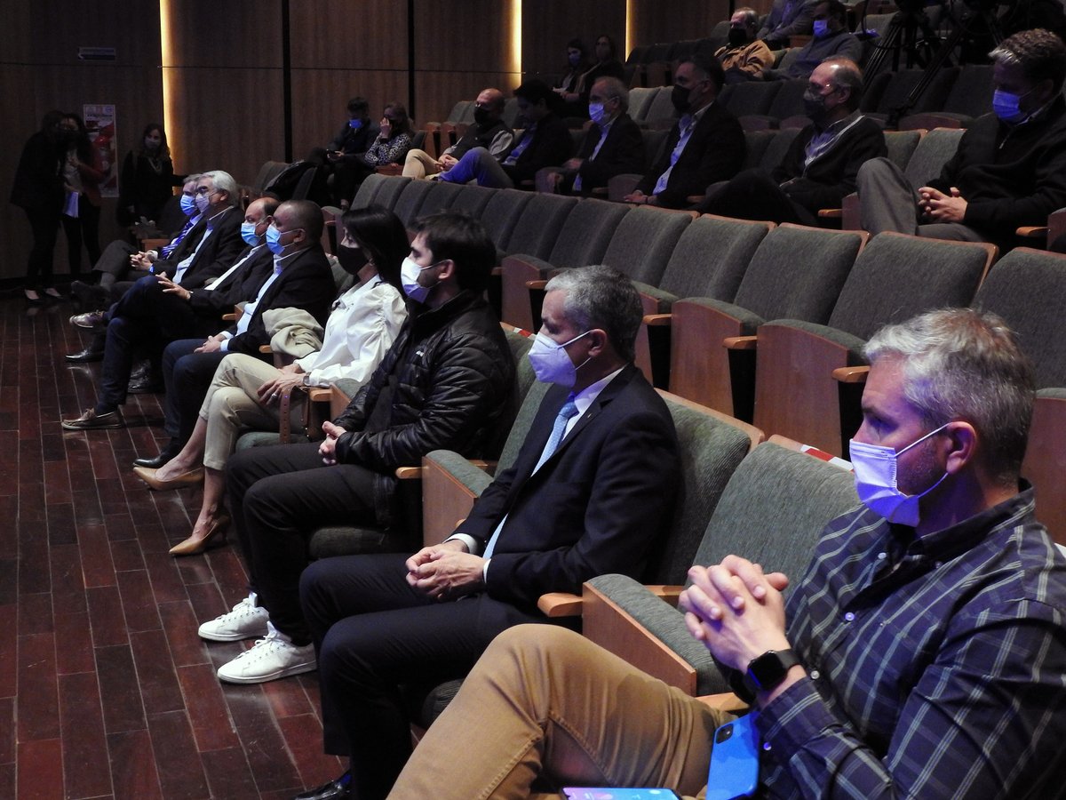 gonzalezgaby's tweet photo. Ayer iniciamos el ciclo federal #ComunidadPyme, desde la provincia de #SanJuan, junto a su vicegobernador, Roberto Gattoni; Andrés Díaz Cano, ministro de Producción; Fabián Scorza, asesor de SEPyME; Marcelo Zunino, Banco de San Juan y Marisa López, ministra de Hacienda. https://t.co/ZklAc4vYfK