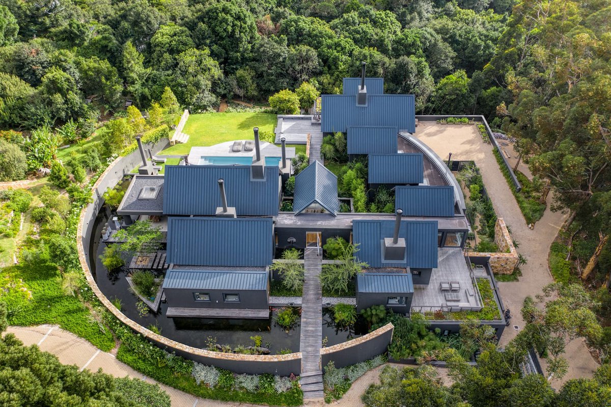 Filmspace_SA's tweet photo. Featuring loads of breathtaking spaces that flow straight into nature, it’s no wonder that this one of a kind #Filmspace has been featured in countless architecture and design magazines, including Marie Claire &amp; Visi. 🌟

https://t.co/HSaBK7xpt8 https://t.co/cyCCO60hNW