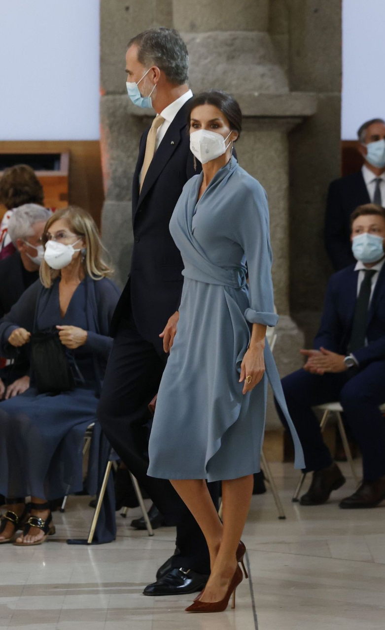 luz de sol Sin cabeza Santo ELLE España on Twitter: "La reina Letizia estrena un precioso vestido de Adolfo  Domínguez (que sigue disponible) y lo combina con sus pendientes extra  largos de Tous https://t.co/2JCaTqFUhJ https://t.co/eCXFnIhPLZ" / Twitter