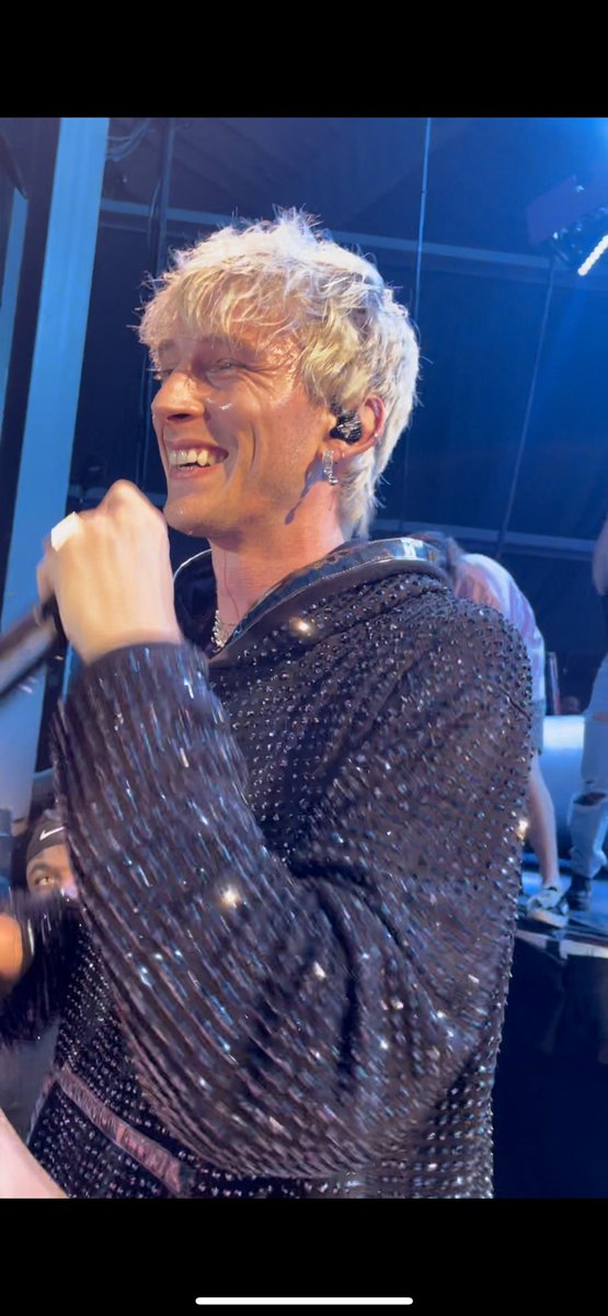 sunnyvanzandt's tweet photo. hopped right back on here just to post these gems because my heart was fluttering last night. What a beautiful soul 🦋 Loved you since day one, @machinegunkelly #19XX #EST https://t.co/Oq5BOeJZsQ