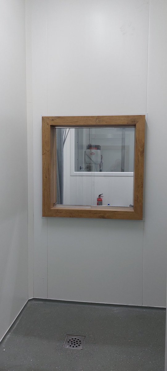 Balie met schuifloket gemonteerd in een sandwichpaneel bij #Rasvisurk iov <a href="/DeFluxscheepsb1/">De Flux scheepsbetimmering</a> <a href="/WanplaKampen/">Wanpla</a> <a href="/SyplaWanden/">Sypla International</a>