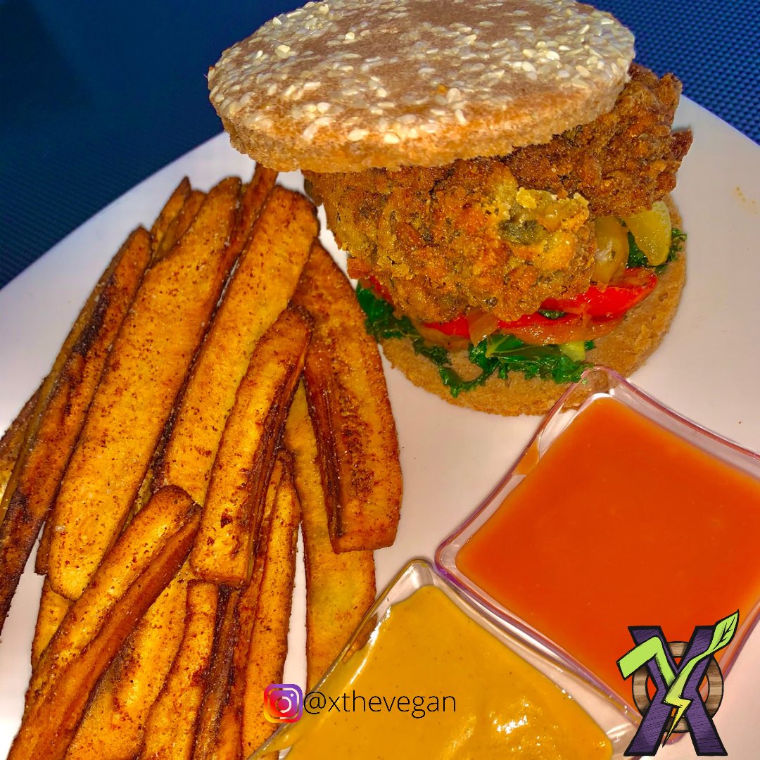 xthevegan's tweet photo. 🌱Fried Oyster Mushroom
🌱Spelt Bun w Sesame seeds 
🌱Burro Banana Fries 
🌱”honey” mustard 
🌱Roma Tomato Ketchup
#Vegan #veganfood #plantsrule #plantbased #lifestyle #alkaline #homemade https://t.co/M2fGOgxIq8