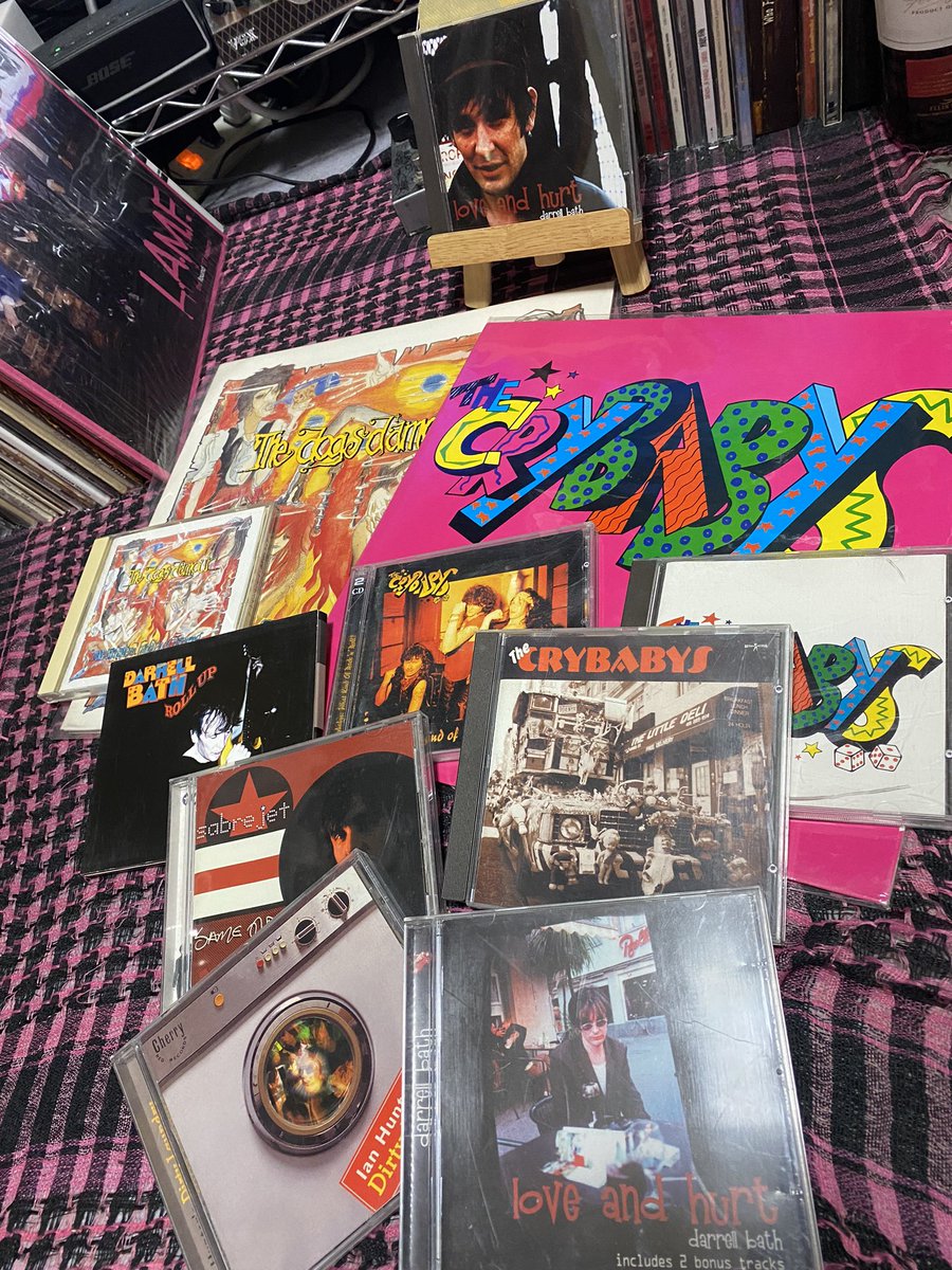 KikuDancers's tweet photo. 94年(かな？w)の渋谷で観たダレルかっこよかったなー

ダレルのいたドッグスはもちろんCRYBABYSもソロも大好きだったよ

それに、オレが大好きな人は大概ダレルと絡んだり一緒に演ってた

イイやつなんだろなー

素敵な音楽をありがとう

R.I.P.

#darrellbath https://t.co/orICVMHsur