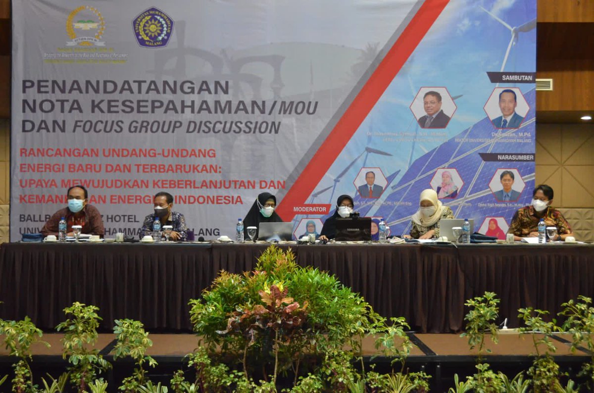 DPR_RI's tweet photo. Badan Keahlian DPR RI dan Universitas Muhammadiyah Malang (UMM) melakukan penandatanganan Nota Kesepahaman/MoU dalam rangka penelitian, kajian, dan kegiatan akademik lainnya, di Kota Malang, Jawa Timur, Rabu, 29 September 2021. #SetjenDPR #BKDPR https://t.co/P4XyiUsVdW