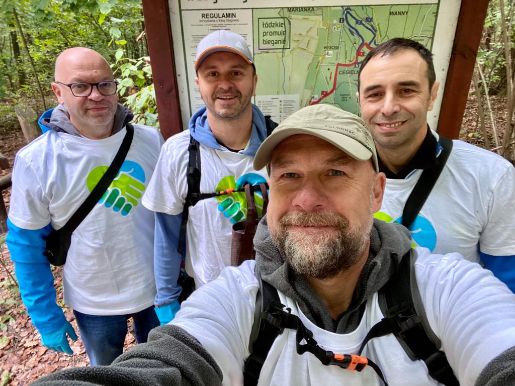 Provident_PL's tweet photo. Nasi wolontariusze z #TakPomagam znów w akcji! Tym razem sprzątali Las Łagiewnicki w Łodzi 💪👍 Przeszli w sumie ponad 30 km i zebrali 7 worków śmieci! Wiosną pobiegniemy tam w naszym firmowym charytatywnym #ProvidentRun 🏃♂️🏃♀️
https://t.co/5qGjvfg1us https://t.co/nMqqMplQIV