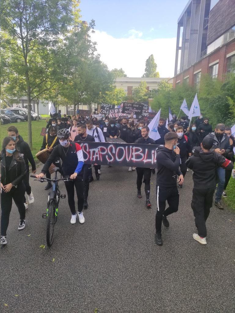 Départ de la manifestation depuis le STAPS de Bobigny (Université Sorbonne Paris Nord). Direction la préfecture.
#stapsoubliés #castex