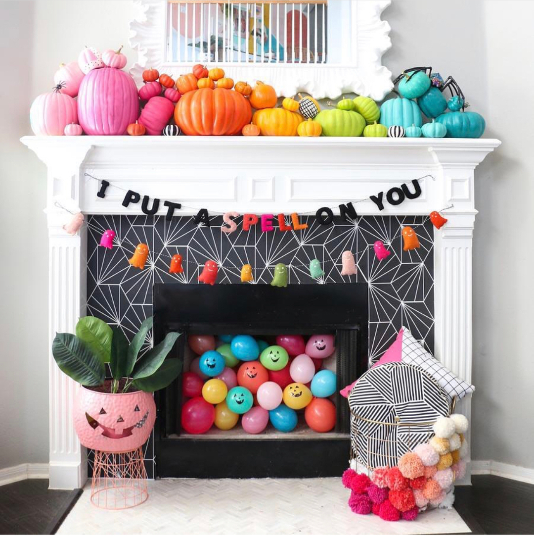 I absolutely love the color in the Halloween decor! I love to mix all the fall colors so when Halloween is over I can remove the spooky stuff and it’s all ready to go for Thanksgiving! What are your favorite colors to decorate with for Halloween?
📸 @therosynook
.
.
.
.
 #dec