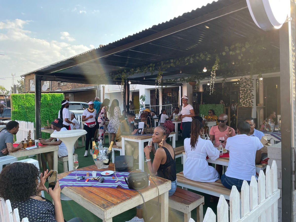 nsambocca's tweet photo. Mondays are #WineDay at @TsweuLifestyle 🍷#Simonsig #WineTasting #WineLovers #MondayWineDay #Music #Lifestyle #Food https://t.co/mpE6Z0knNF