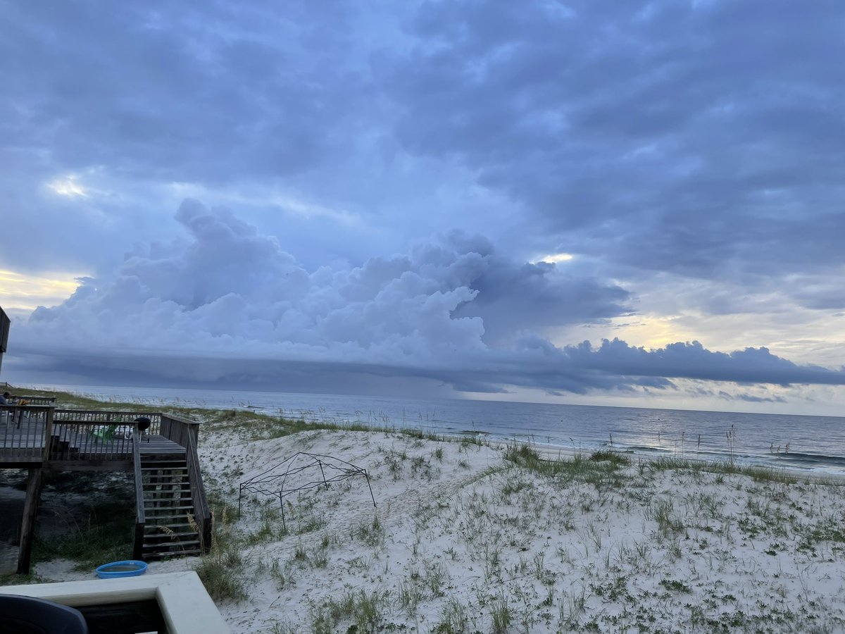 kate_bowens22's tweet photo. Storm rolling into Gulf Shores 🤗 https://t.co/pNiLb2AnPB