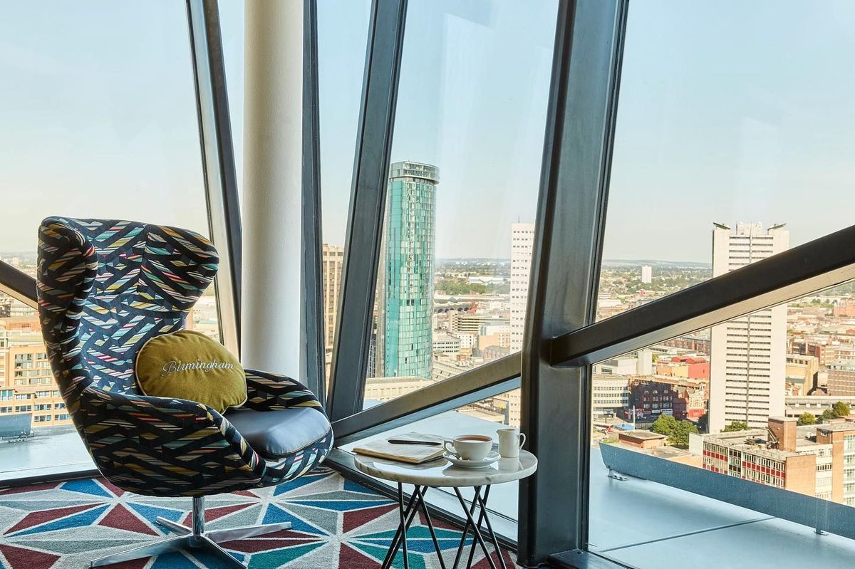 Work to do during your stay? Grab a hot drink from the bar and get your head down for a few hours of work. What can be more inspiring than this view of the city? 😍