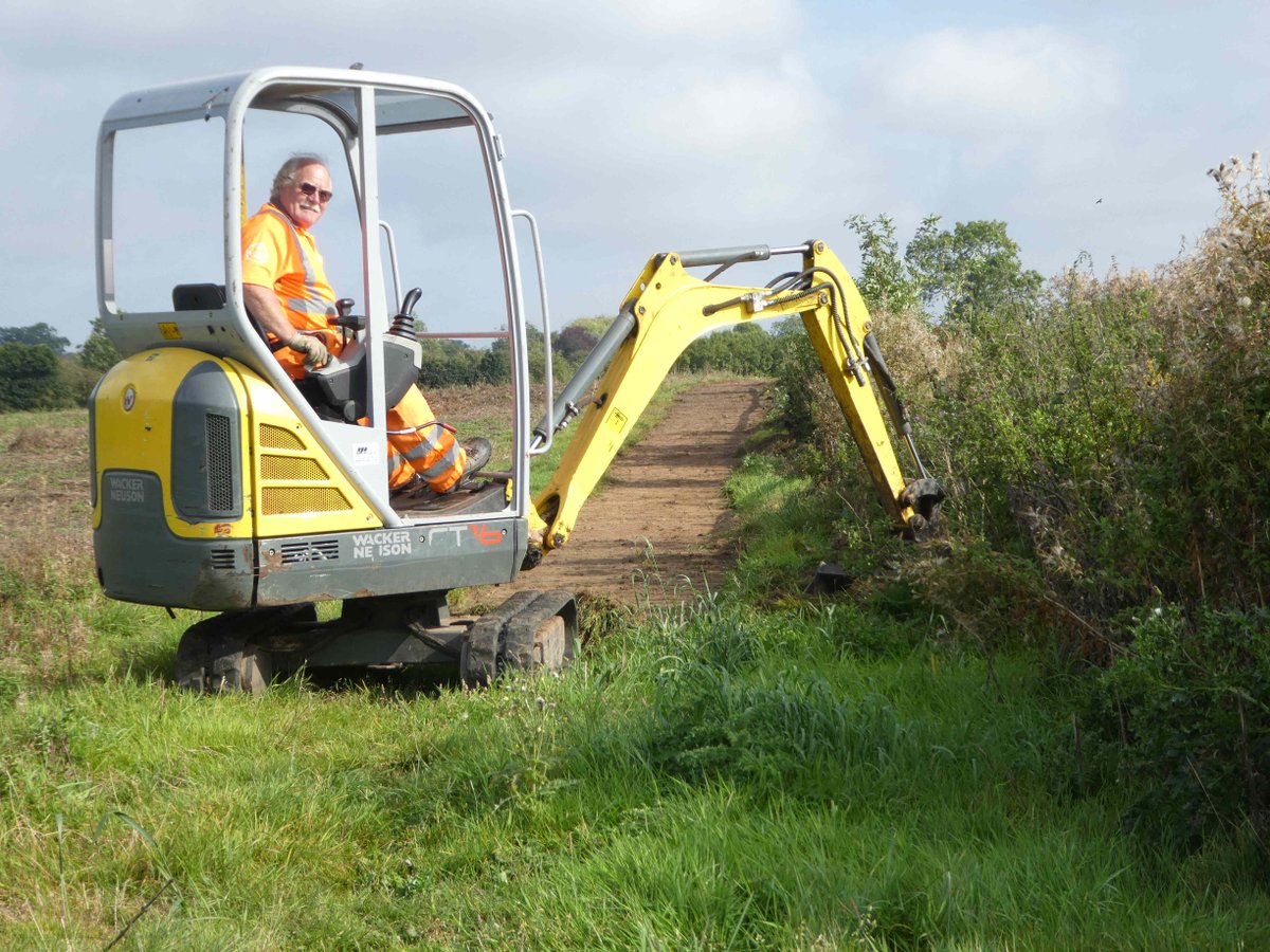 FBW_Campaign's tweet photo. Volunteers are hard at work making a new trail for the Ashby Canal.

The trail will create a safe pathway link between the village and the canal. It is one of the projects funded by our Waterways in Progress grant.

Find out more: https://t.co/jTUCAwIYCV https://t.co/PMUfl2xZkw