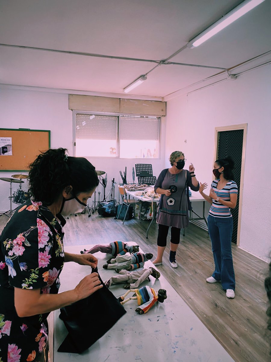 ArsenicTeatre's tweet photo. Ahir van fer teatre visual amb la Maria Castillo i hem de dir que estem molt agraïdes de formar part d'aquest projected'Erasmus internacional i de tenir un vincle tan ferm i bonic amb l'Institut Celestí Bellera (@artsbellera). https://t.co/lcKKbJvUWg