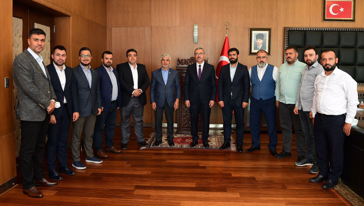 Yeni Dünya Vakfı Genel Başkanımız Mahmut GÖKSU, Kahramanmaraş Şube Başkanımız Ahmet Asım DEMİRDÖĞEN ve yönetim kurulu üyelerimiz, Kahramanmaraş Büyükşehir Belediye Başkanı Hayrettin GÜNGÖR’ü ziyaret ederek vakıf çalışmalarımız hakkında istişarede bulundular.