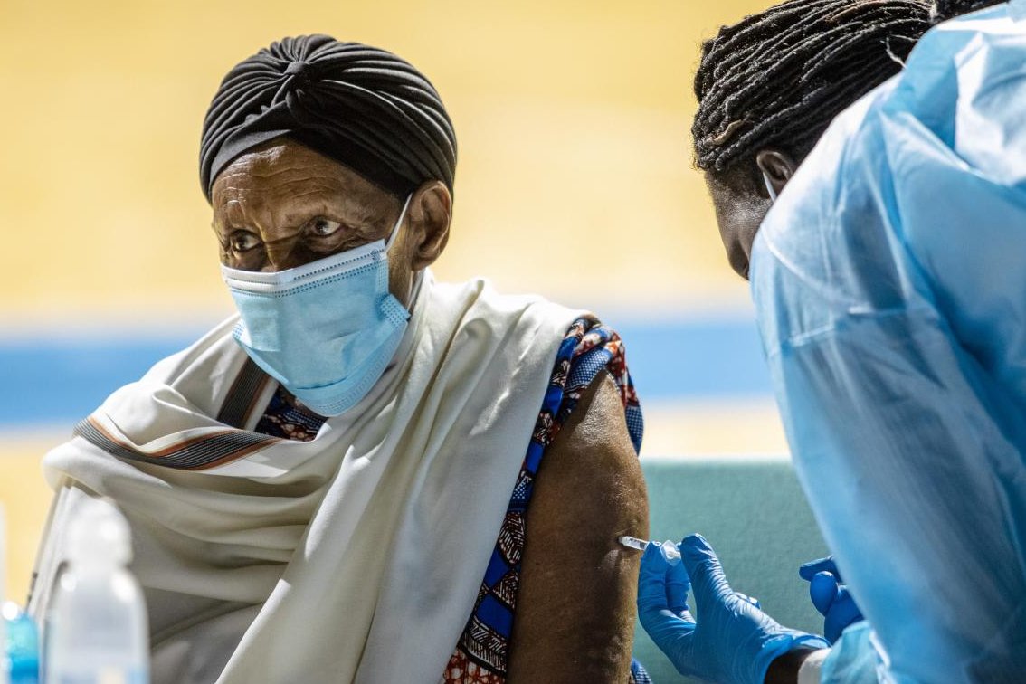 UNCTAD's tweet photo. The limited resilience of the world’s 46 least developed countries is reflected in their low #COVID19 vaccination rates, says @UNCTAD’s #LDCReport 2021.

Only 2% of their population has been vaccinated, compared with 41% in developed countries. https://t.co/5l3h1NLcBT

📸@WHO https://t.co/yHsCW7tu8R