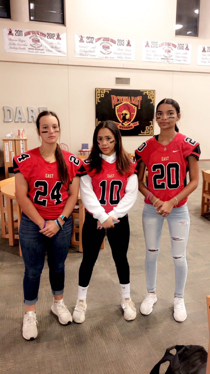 krista52366853's tweet photo. posting up to east vs west like🤪 #bob21 #vehs @VictoriaISD https://t.co/8jvvj1Zf4q
