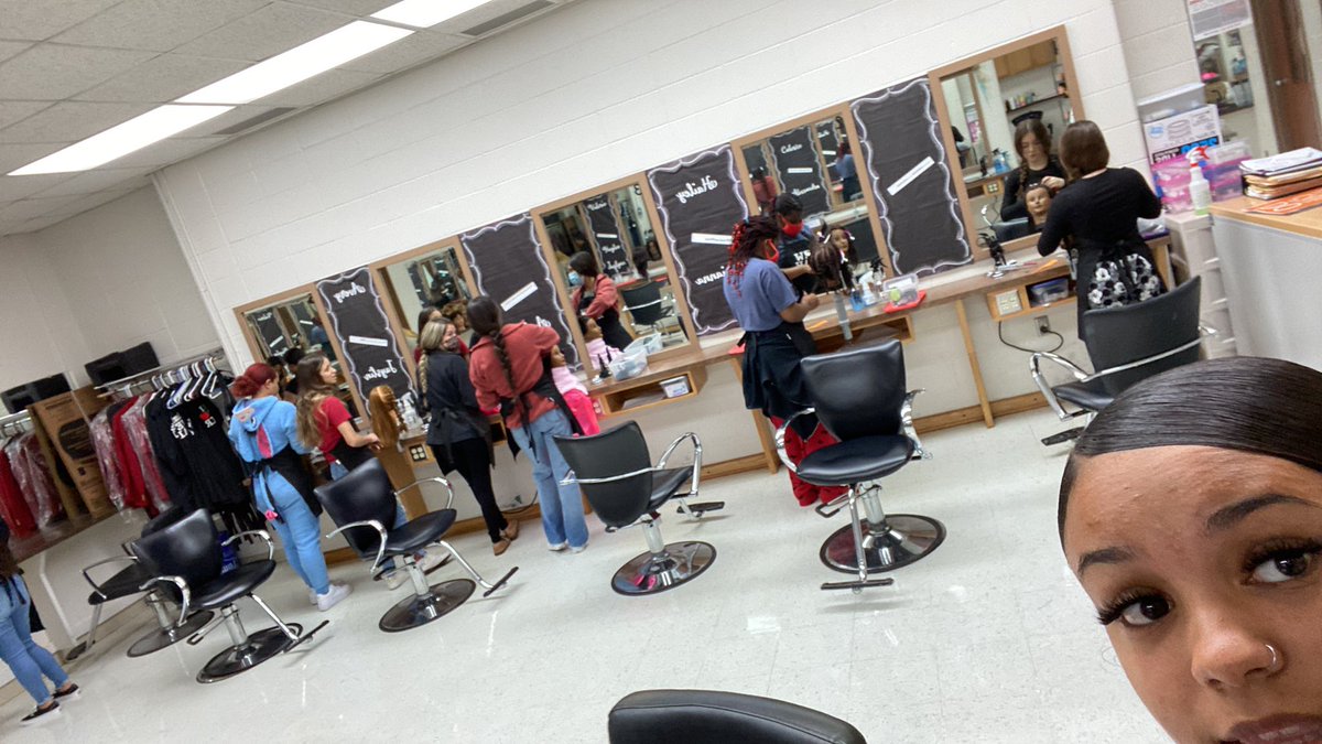 Aarissakailey's tweet photo. west your team is slacking😩 clearly all 6 of those warriors can’t multi task @VictoriaISD #bob21 #vehs https://t.co/L2Yl0Lg7y4