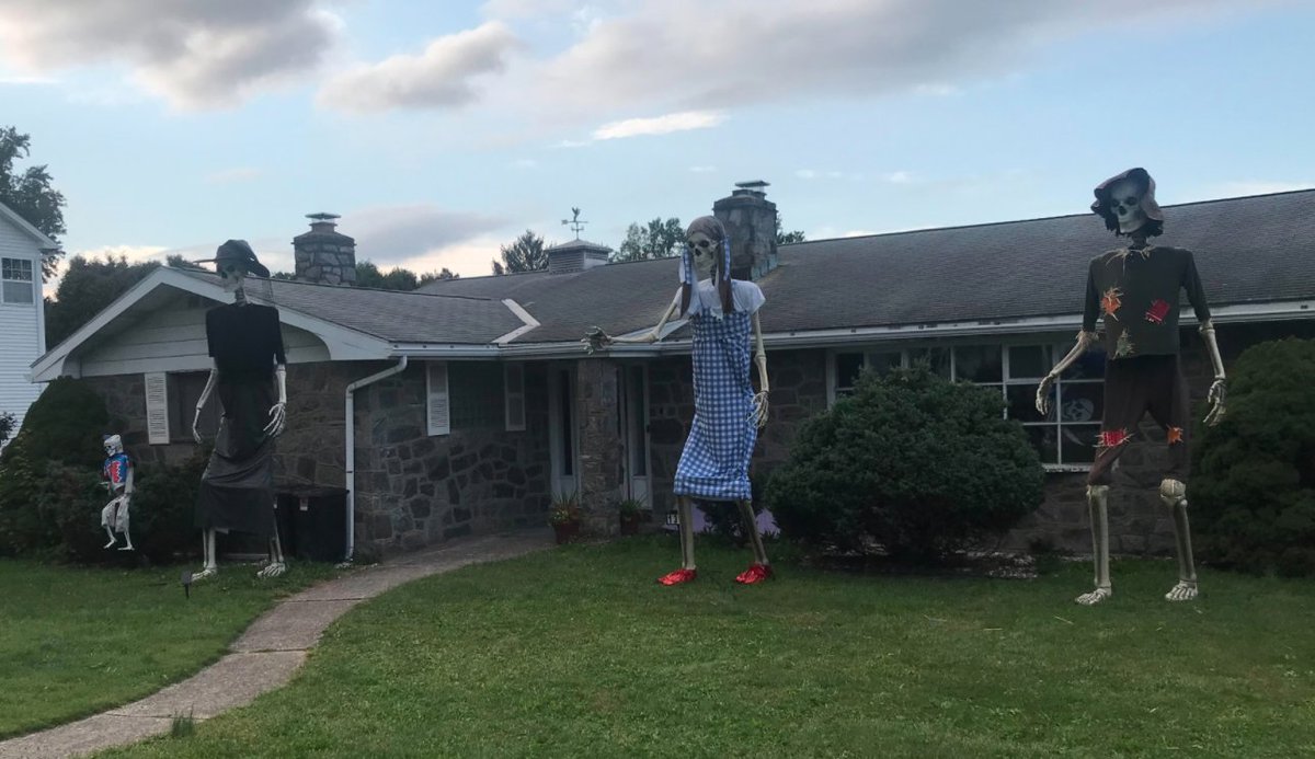 LVwithLove's tweet photo. New Skeleton Entry from Whitehall with a Wizard of Oz theme!
https://t.co/Q4Px3YOW8b
#12foottallskeletoncrawl #12foottallskeleton #yardskeleton #lehighvalley #whitehall https://t.co/D7CdNVkX5i